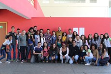 Professores Martha Rebelatto, Paula Elise e Gabriel Amato com os estudantes das equipes participantes da Olimpíada Nacional de História do Brasil.