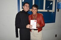Do suspense à poesia, estudante e egressa do curso transformam suas experiências com a literatura em livros e projetos autorais, mostrando diferentes caminhos para a criação literária.
