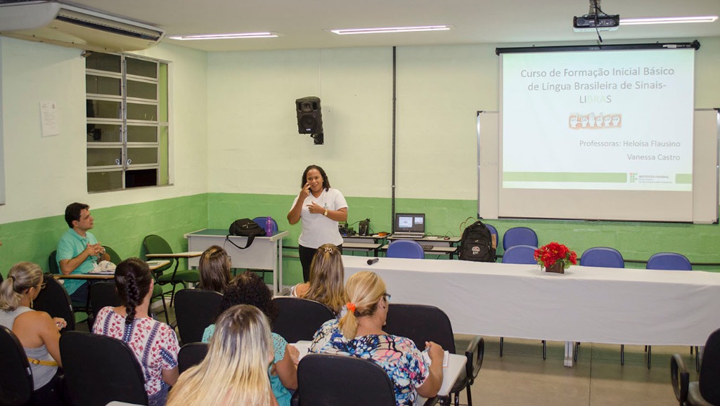 Aula inaugural do Curso de Libras - 02.jpg