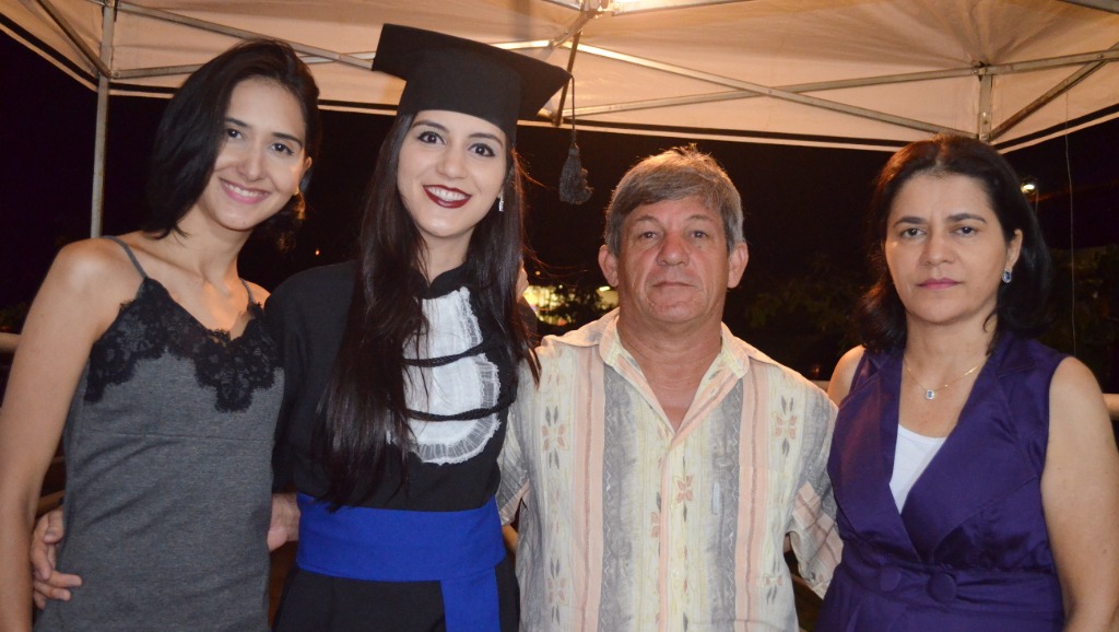 Formanda Kelly Cristina Figueiredo e familiares.JPG