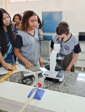 Diálogos_14set2022_visita alunos E. M. Adélia Ribas ao Lab. de Biologia