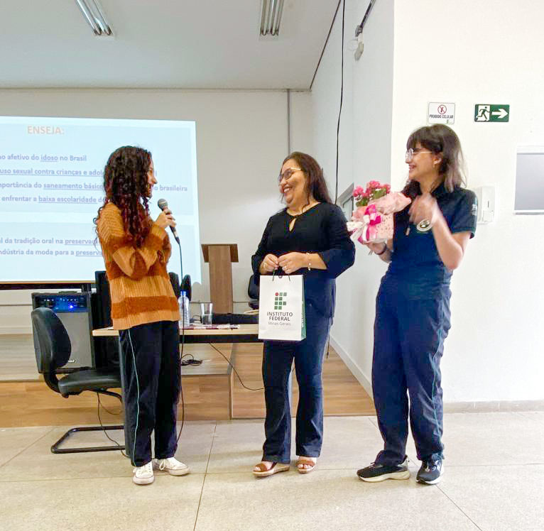Palestra_Redação Enem_Bethânia Cunha_03.jpg
