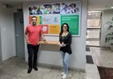 Os servidores Kendson Alves e Camila Barbosa, da Reitoria, acompanharam a produção e instalação dos painéis.jpeg