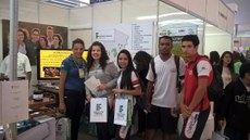 Visitantes do estande do trabalho apresentado pelos alunos do curso técnico em edificações