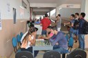 Alunos jogando xadrez e dama