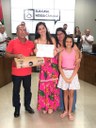 Lívia recebendo o prêmio em 1 lugar da Categoria Ensino Médio da Gincana "Sua Casa, Nossa Câmara!