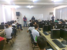 Estudantes assistindo palestra durante a Visita técnica em OP.