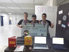 Renan Soares Bastos, Júlio Sérgio de Souza Fonseca Filho e Hélio Henrique de Souza recebendo prêmio de 1º lugar no evento.