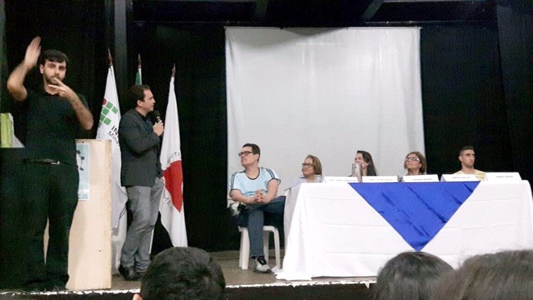 Apresentações durante a Mesa Redonda