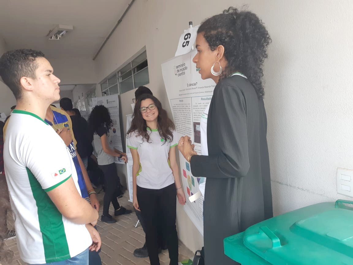 Apresentação dos estudantes de Ponte Nova