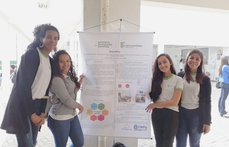 Apresentação dos estudantes de Ponte Nova