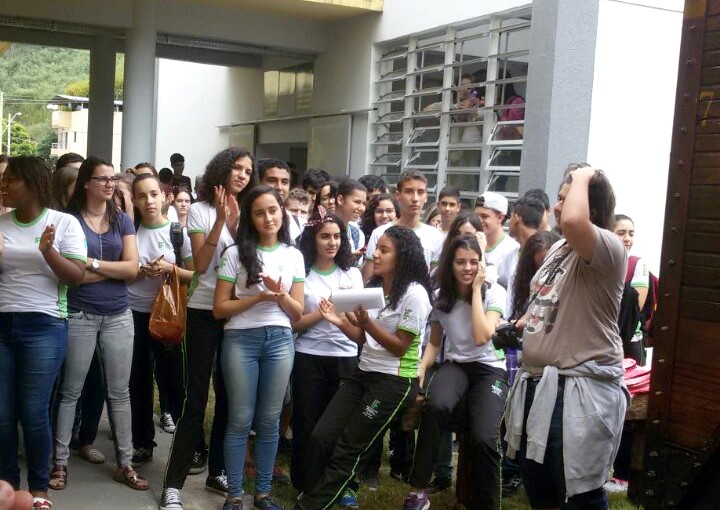 Estudantes e servidores na inauguração