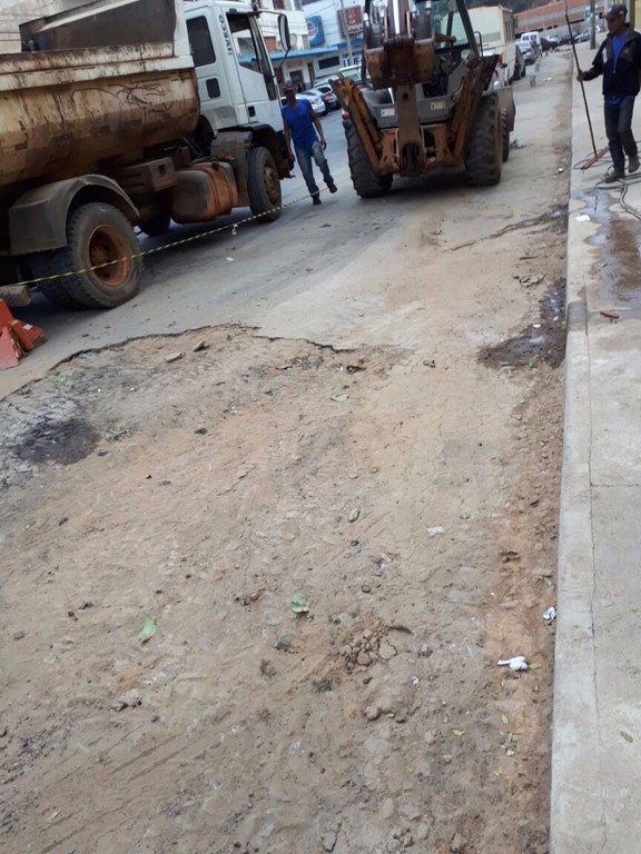 Obras de recuperação da sarjeta na rua do IFMG