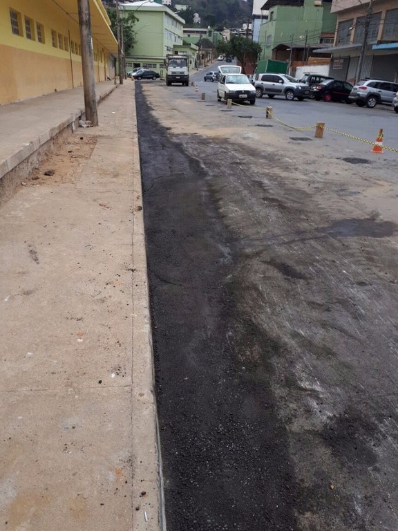 Obras de recuperação da sarjeta na rua do IFMG