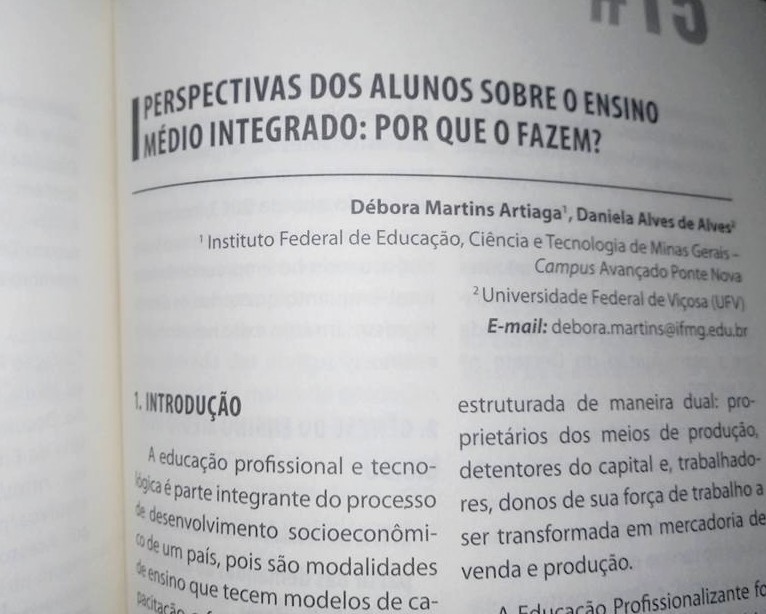 Título do capítulo de autoria da pedagoga Débora: PERSPECTIVAS DOS ALUNOS SOBRE O ENSINO MÉDIO INTEGRADO: POR QUE O FAZEM?