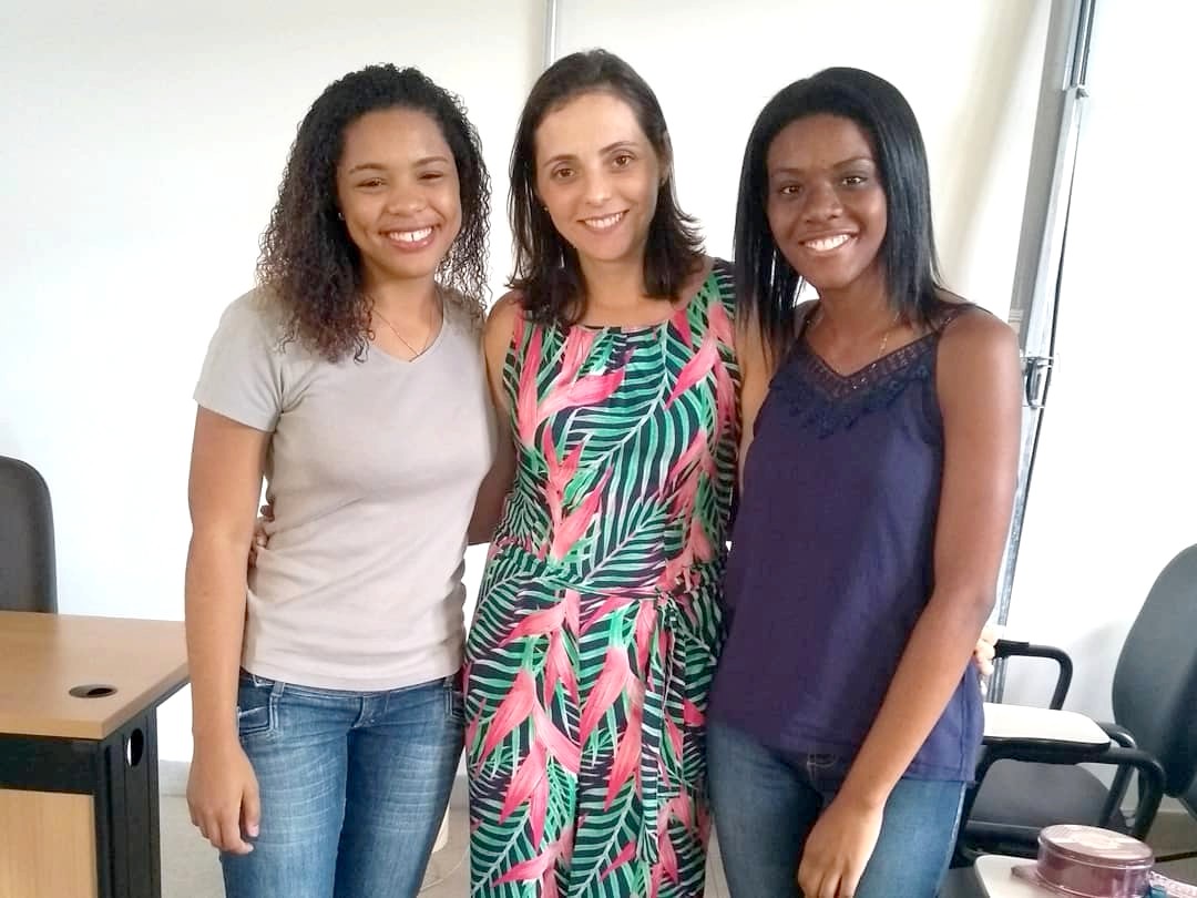 Ex-alunas, Isabelly e Vitória, com a Prof. Cassia