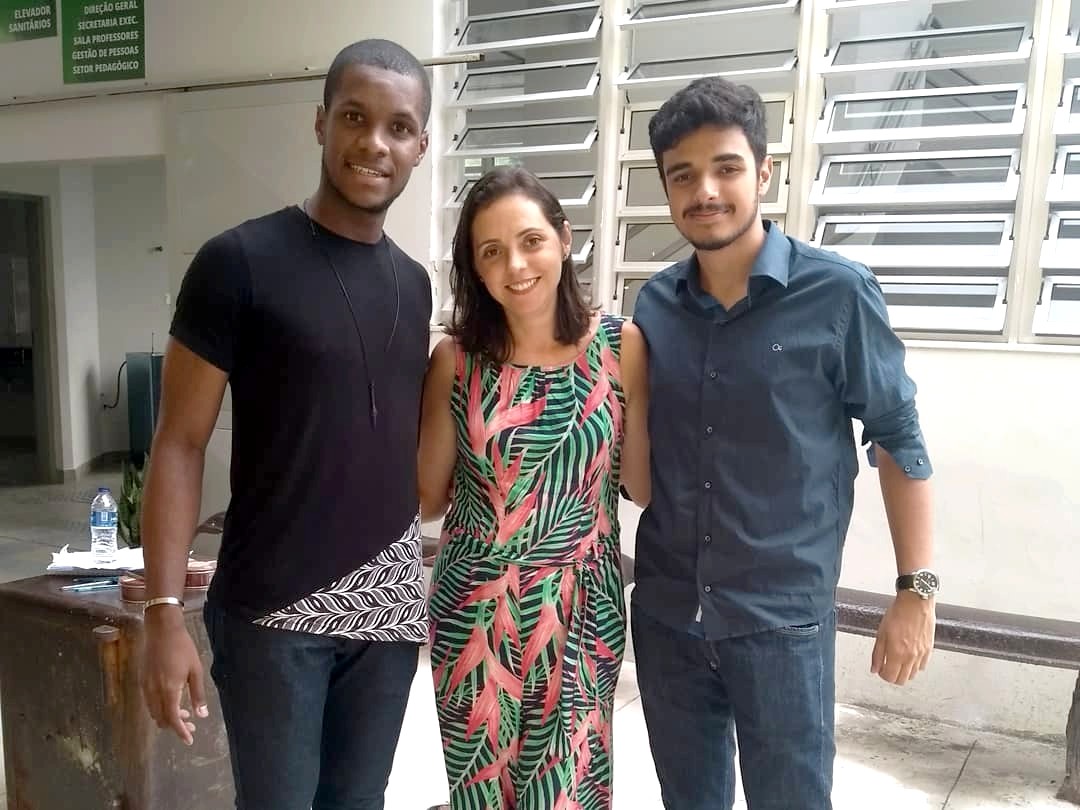 Ex-alunos, Danrley e Renan, com a Prof. Cassia