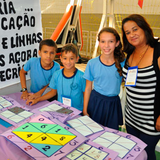 Alunos e professora participantes da feira