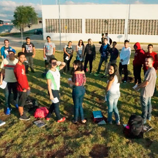 Alunos reunidos no Campus Betim