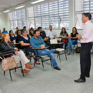 Reitor Kléber Gonçalves Glória discursando 