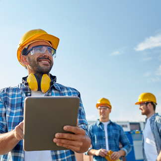 Trabalhadores com equipamentos de proteção