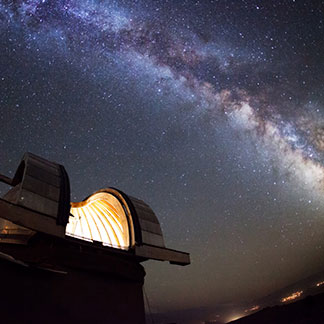 Observatório e céu estrelado