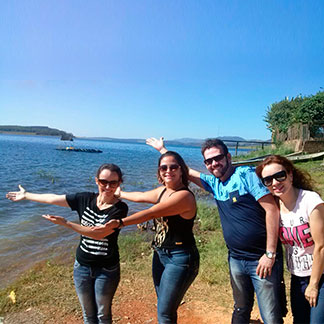 Pesquisadora e estudantes diante do lago de Furnas