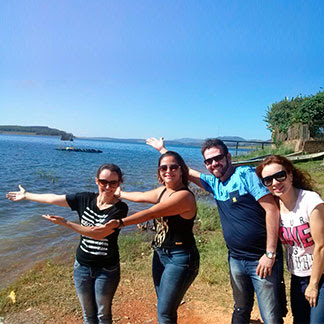 imagem dos alunos à beira do lago de Furnas