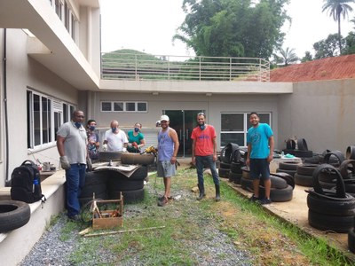 Equipe do projeto confeccionando as cadeiras feitas com pneus