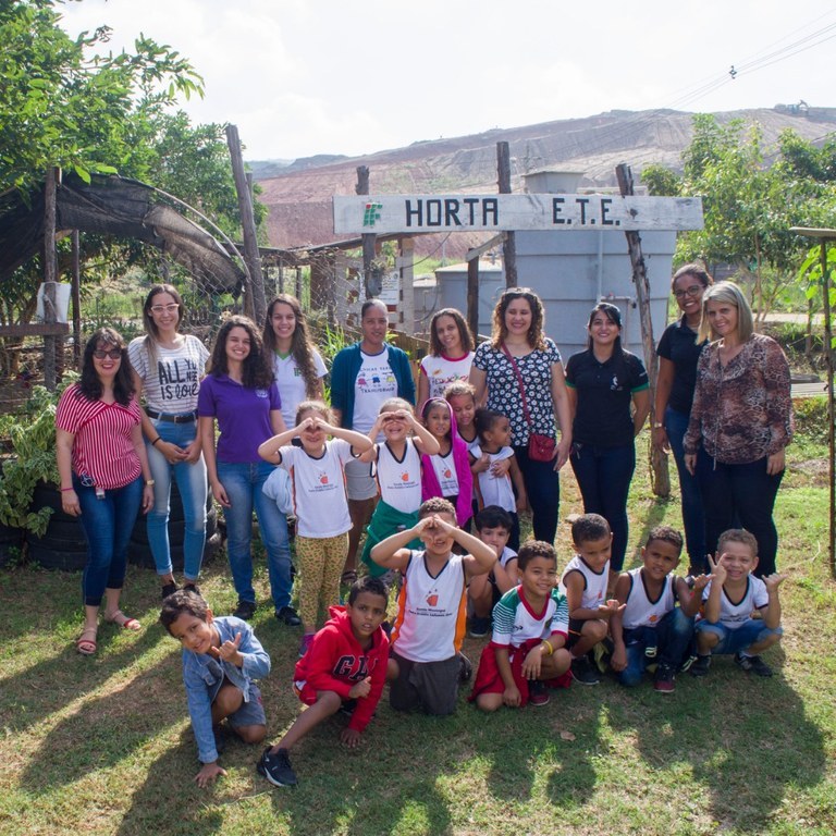 Visita de alunos da educação infantil à horta do Campus