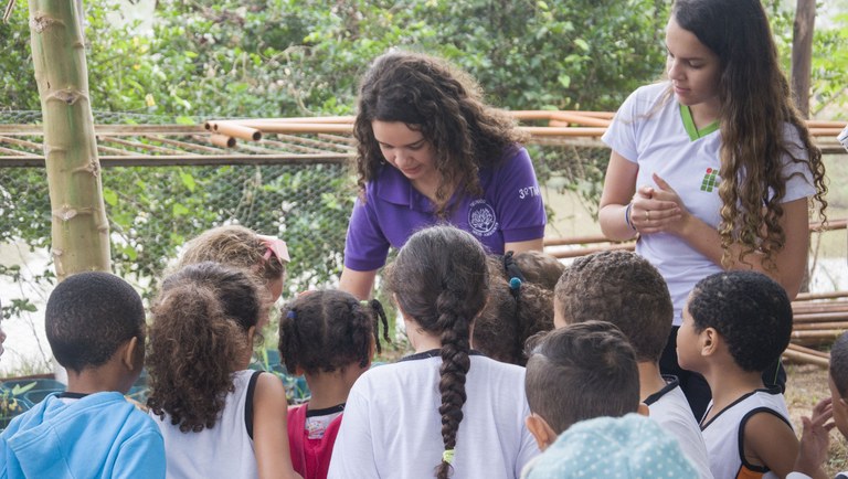 Visita de alunos da educação infantil à horta do Campus