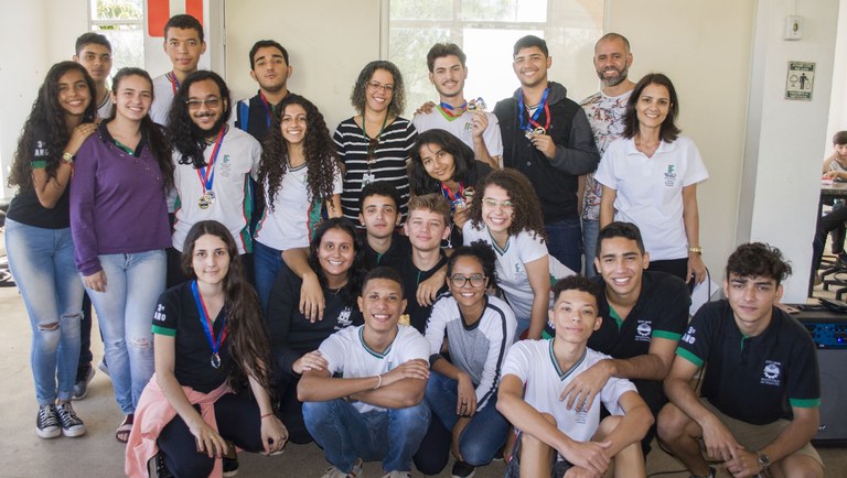 Alunos receberam medalhas e certificados com a presença de professores