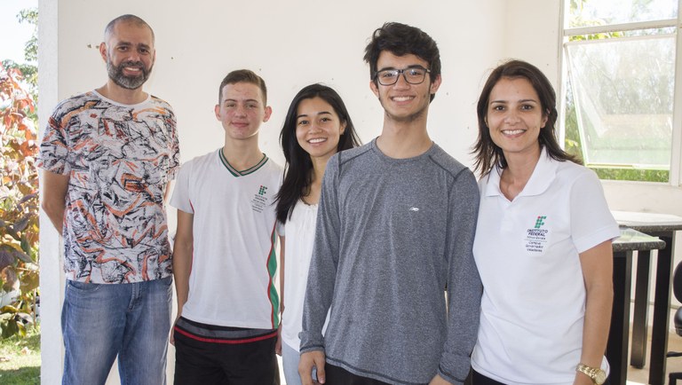 Alunos receberam medalhas e certificados com a presença de professores