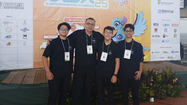 Alunos e professor do campus Ouro Branco