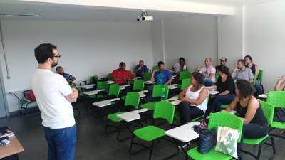 Professores recebendo capacitação no primeiro dia de projeto