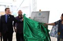 O reitor Rafael Bastos, o prefeito de Neves, Junynho Martins e a diretora-geral do Campus, Maria das Graças de Oliveira, fazem o descerramento da placa de inauguração do novo boco didático da unidade