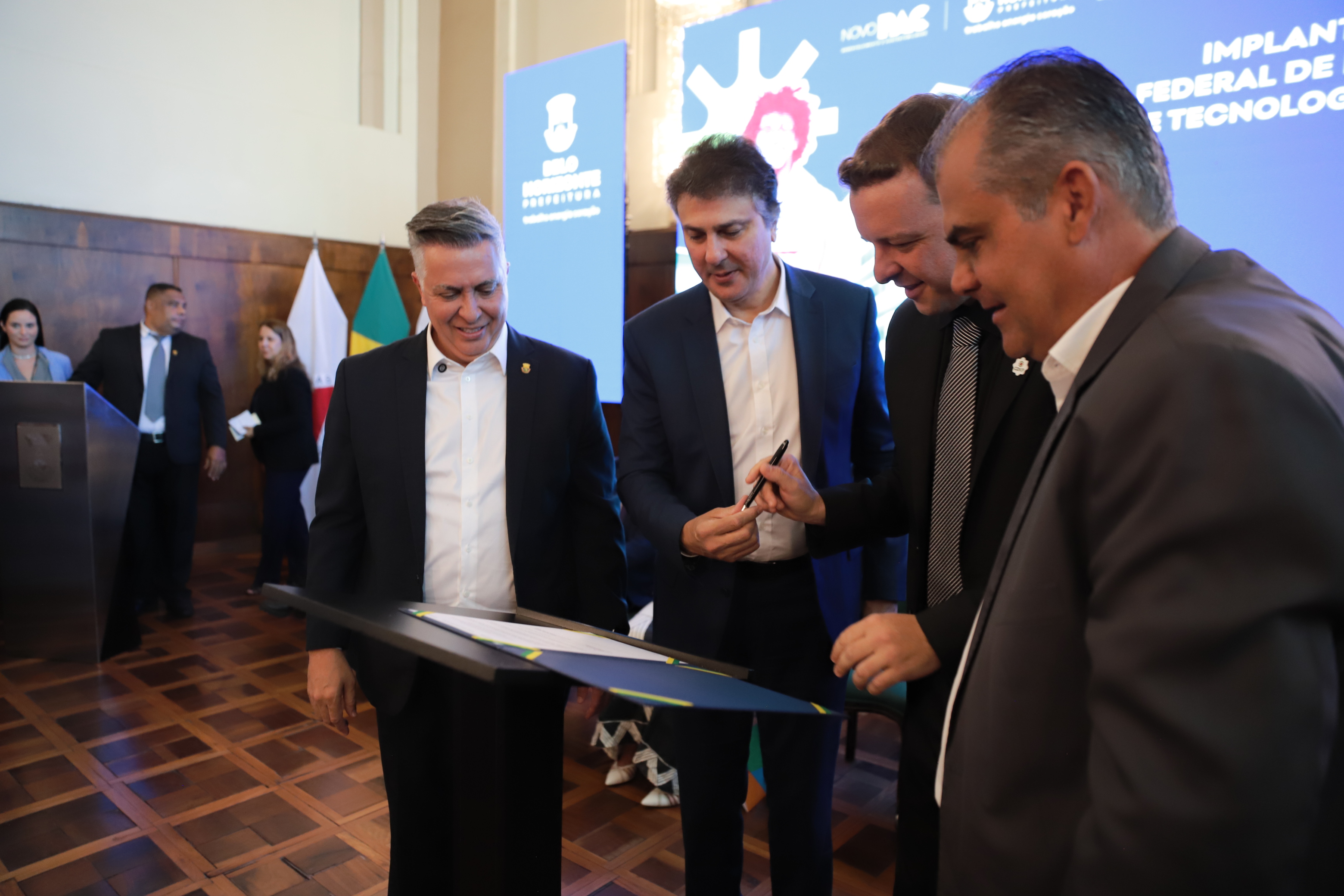 Ministro da Educação, Camilo Santana, prefeito de Belo Horizonte, Álvaro Damião, e reitor do IFMG, Rafael Bastos, formalizam ações relacionadas à implantação das novas unidades do instituto no Estado