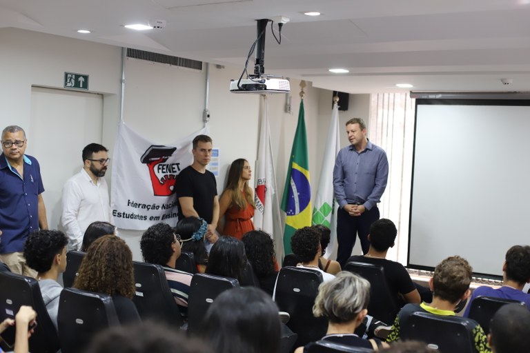 Reitor conversa com estudantes