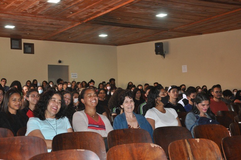 Professora e alunas da EJA de Mariana