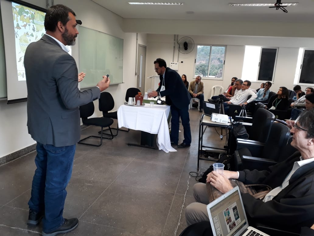 Prof. Rodrigo Bianchi durante a mesa-redonda Política Científica e Tecnológica