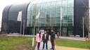 Os bolsistas Marina Molinar e Hiago Dantas com o professor Humberto Melo, ao centro, em frente ao Leefmilieu Brussel, local onde ocorreu a conferência.