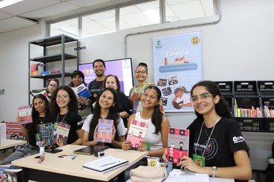 Troco na troca.JPG Professor Luiz Carlos Fernandes, coordenador da feira do Livro Troco na Troca e os estudantes do projeto