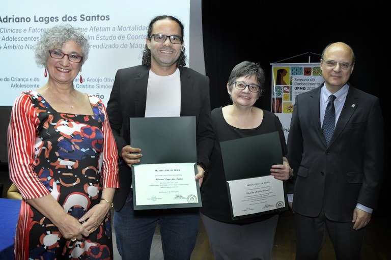 A pró-reitora de Pós-graduação da UFMG, Isabela Pordeus, o professor Adriano Lages, a co-orientadora do trabalho, profa. Ana Cristina Simões, e o pró-reitor de Pesquisa, Fernando dos Reis