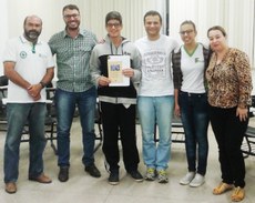 Coordenador do projeto com alunos participantes