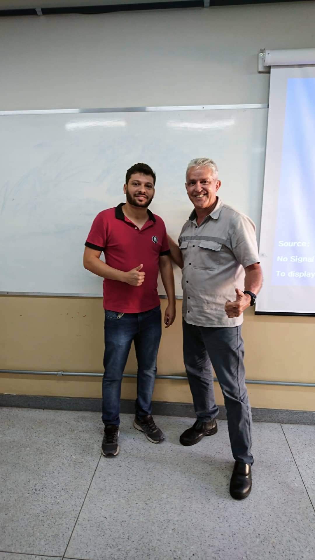 Os professores Willian, do curso de Engenharia Elétrica, e Júlio, treinador de karatê