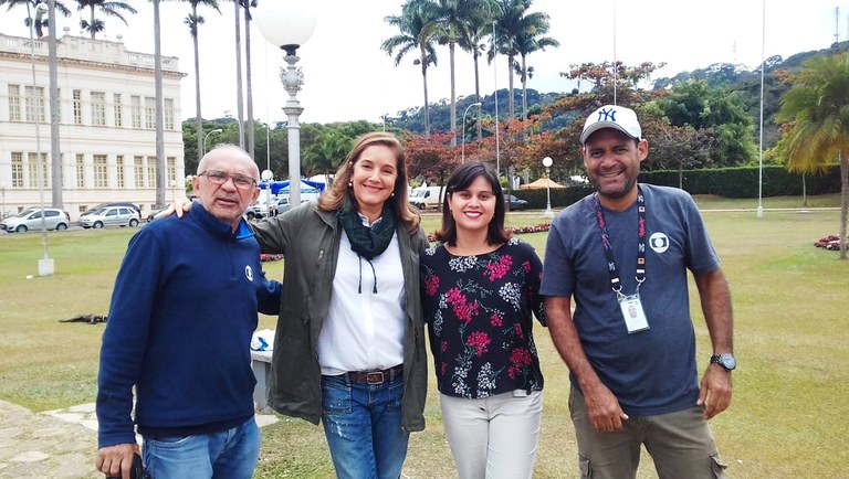 Profa Francismara Guerra (à dir.) com equipe do Globo Repórter