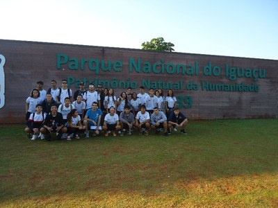 Grupo de alunos e professores participantes da visita técnica à Itaipu e ao parque nacional do Iguaçu.