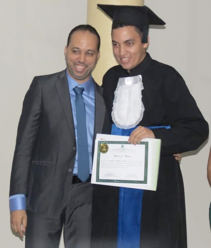 Formando Rodrigo Brito do curso de BSI recebendo a homenagem de Destaque Acadêmico do Paraninfo Carlos Silva..jpg