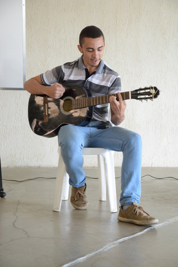 Auno fazendo apresentação de música