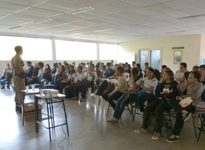 Palestra sobre uso de álcool e drogas aos estudantes dos Cursos Técnicos Integrados1